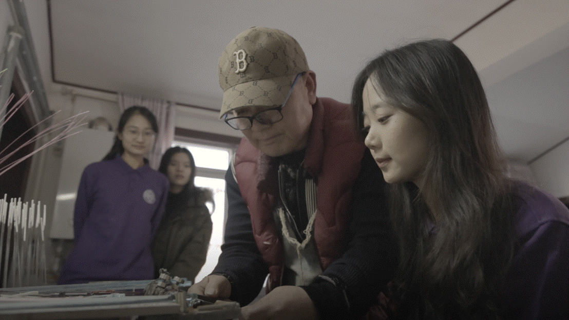 图片包含 人, 室内, 女人, 男人 AI 生成的内容可能不正确。